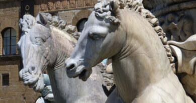Italie : Une femme abîme une statue du XVIe siècle à Florence durant un EVJF.