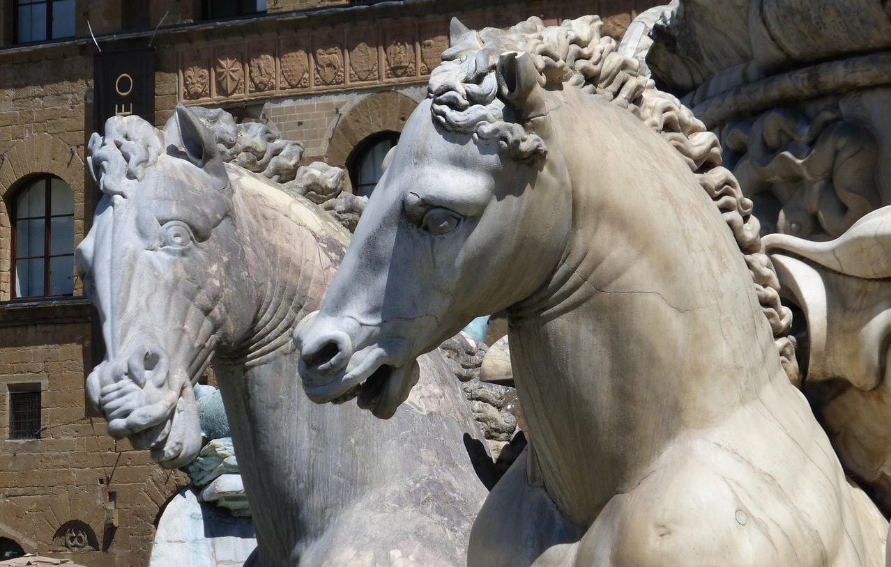 Italie : Une femme abîme une statue du XVIe siècle à Florence durant un EVJF.