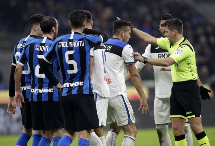Gianluca Rocchi est ici au sifflet d'un match de Serie A entre l'Inter Milan et l'Atalanta, disputé en janvier 2020 à San Siro.