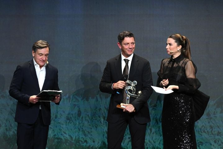 Ici aux côtés de la journaliste Federica Masolin, lors d'une cérémonie du football italien en décembre 2025, Gianluca Rocchi est en première ligne de l'enquête ouverte par le parquet de Milan.