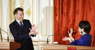 Japon : Macron réalise le célèbre « Kamehameha » de Dragon Ball avec la Première ministre Japon : Macron réalise le célèbre « Kamehameha » de Dragon Ball avec la Première ministre