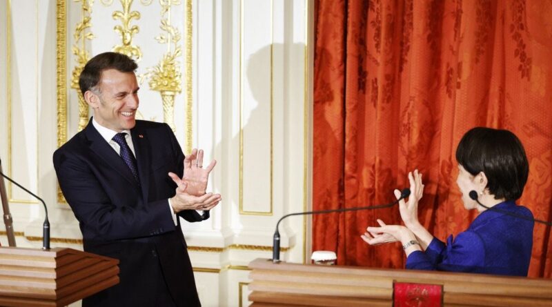 Japon : Macron réalise le célèbre « Kamehameha » de Dragon Ball avec la Première ministre