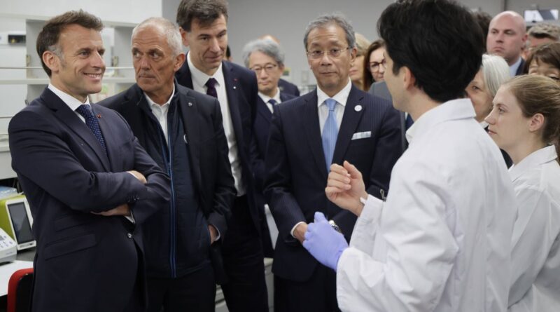 Japon : Message ADN dévoilé à Emmanuel Macron par des chercheurs