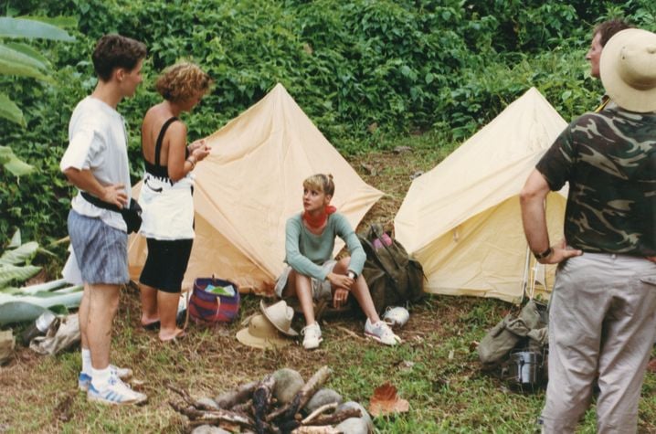 Jean-Christophe Guinot (à gauche), au côté de Dorothée, assise, près de la Cascade aux écrevisses sur un tournage en Guadeloupe en 1991.