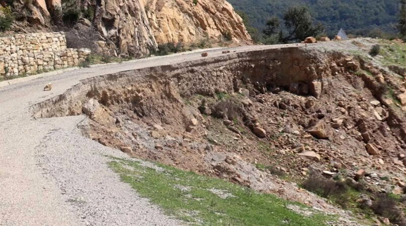 Jendouba : les opérations de déblaiement des glissements de terrain continuent