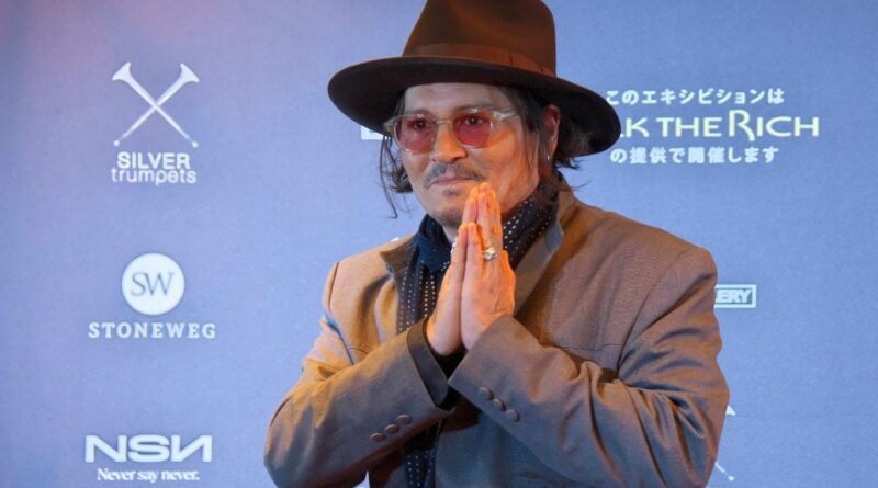 Johnny Depp lance sa marque de rhum avec une bouteille tatouée.