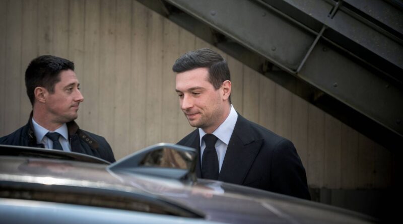 Jordan Bardella officialise sa relation avec la princesse de Bourbon des Deux-Siciles.