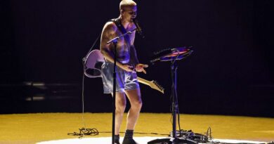 Justin Bieber se moque-t-il à Coachella avec une scénographie minimaliste ?