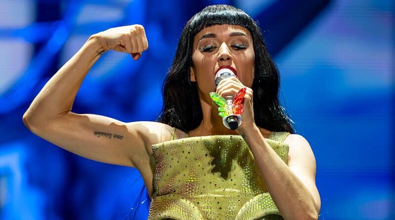 Katy Perry jette sa carte de crédit dans la fontaine de Trevi pour se porter « chance »