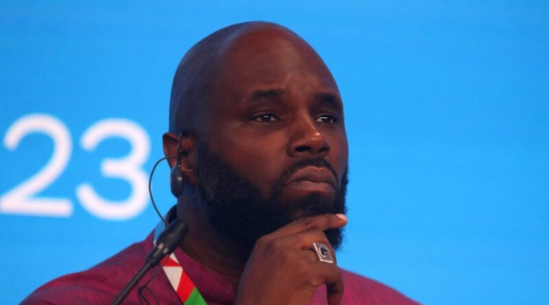 Kemi Seba, influenceur déchu de nationalité française, arrêté en Afrique du Sud.