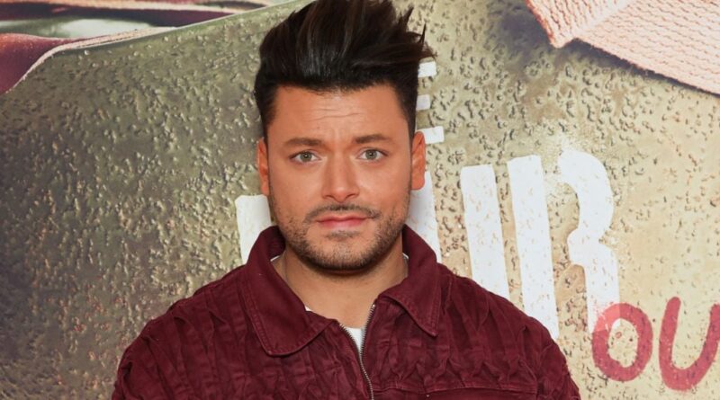 Kev Adams se souvient de son premier rencard à trois avec Iris Mittenaere