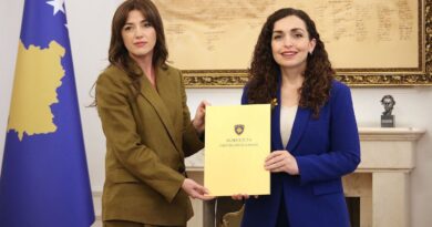 Kosovo : La présidente du parlement assure l'intérim en période d'impasse politique.