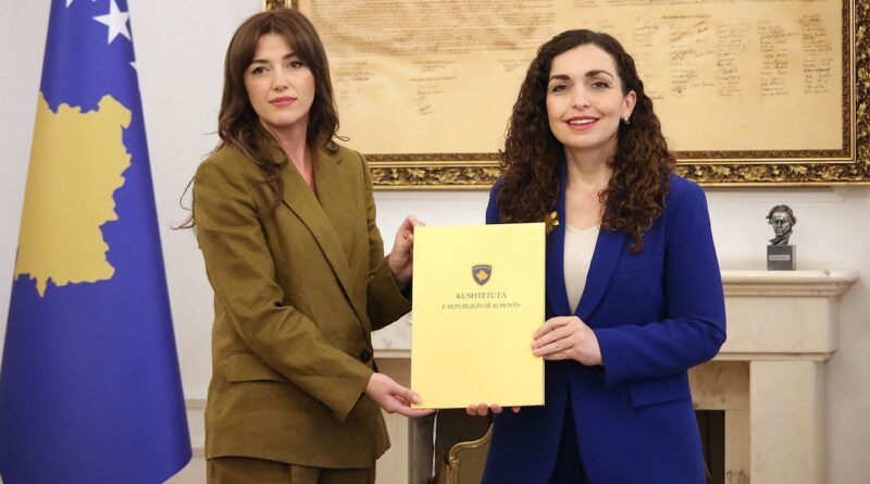 Kosovo : La présidente du parlement assure l'intérim en période d'impasse politique.