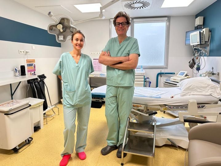 Le Dr Louise Cariou de Vergie et le Dr Xavier Duval-Arnould font partie d'une équipe de neuf gynécologues obstétriciens ayant déjà réalisé une quinzaine de césariennes participatives à la clinique Bretéché.