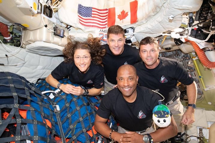 Les quatre membres de l'équipage d'Artemis II, à l'intérieur de la capsule Orion sur le chemin du retour.