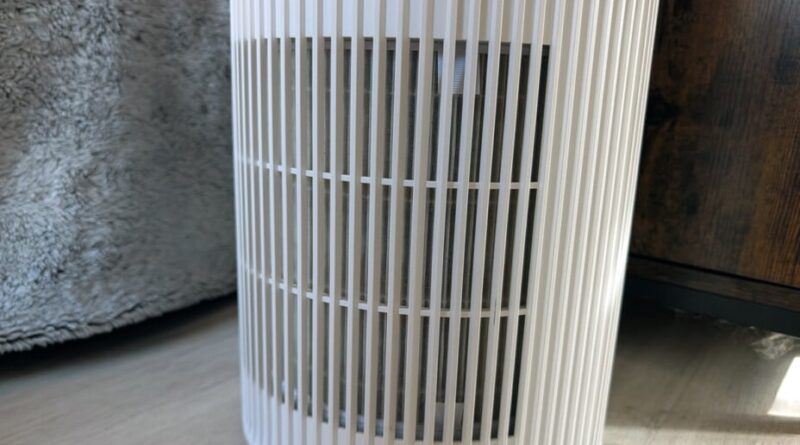 La SwitchBot Air Purifier Table purifie l’air et recharge le smartphone.