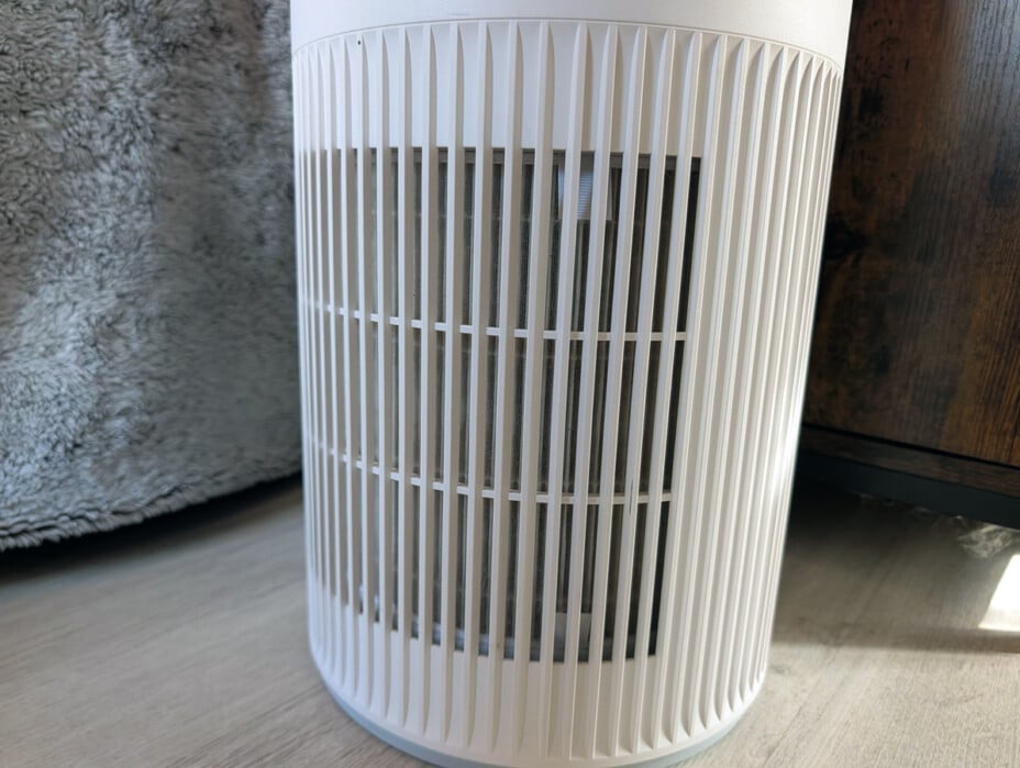 La SwitchBot Air Purifier Table purifie l’air et recharge le smartphone.