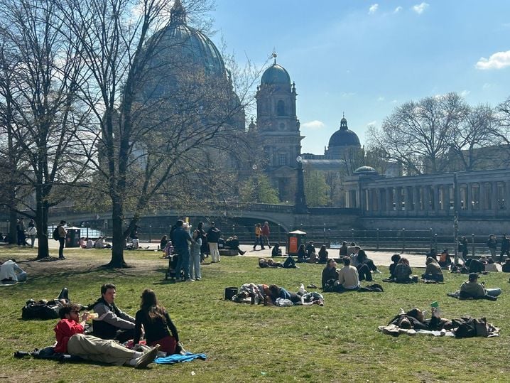 Même un vendredi, il fait bon d'être dehors à Berlin, surtout grâce au temps partiel.