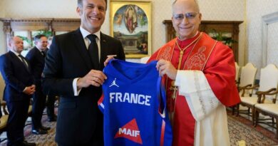 Le couple Macron au Vatican avec le pape Léon XIV.