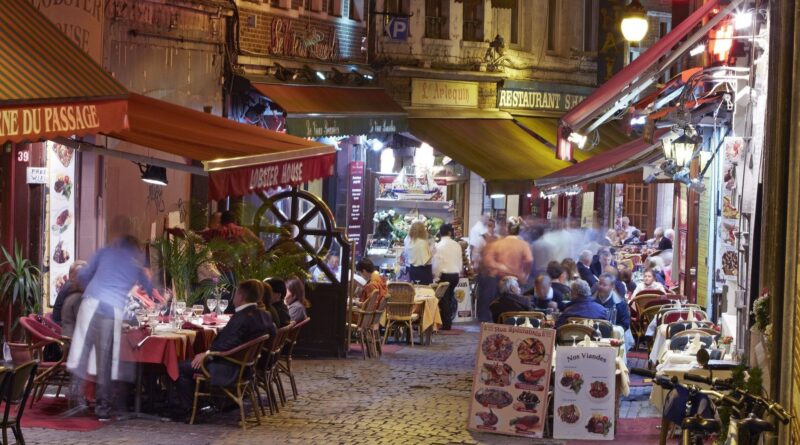 Le gouvernement approuve l'ouverture des magasins 7 jours sur 7.