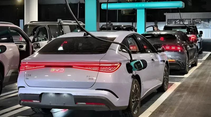 Le numéro 1 mondial de la voiture électrique déploie ses bornes de charge ultra rapide.