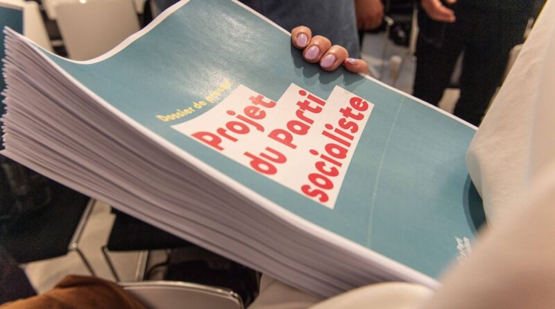 Le PS présente son projet : Smic à 1.690 euros, retraite à 62 ans, taxe Zucman.