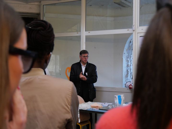 Yves Bidet, l'ancien directeur de la prison Jacques Cartier, a présenté à des étudiantes le pactage qui attend les nouveaux détenus le jour de leur arrivée en détention.