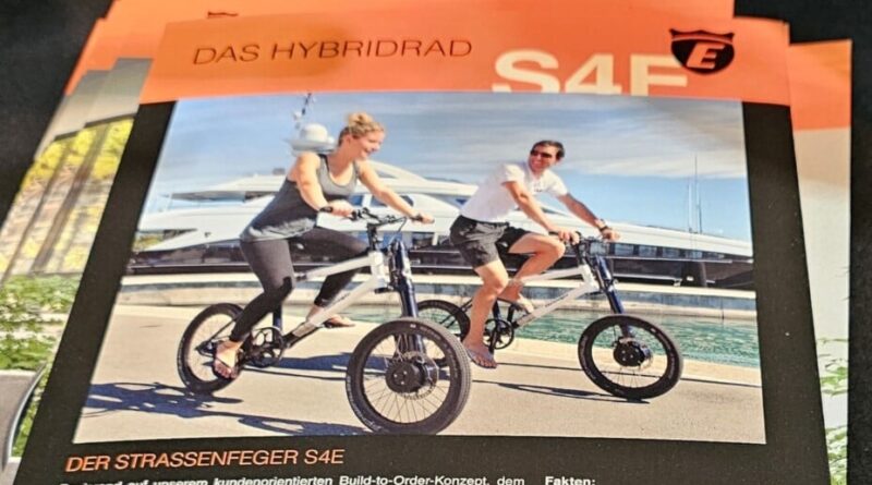 Le vélo électrique Electrolyte S4E avec batterie dans une fourche monobras.