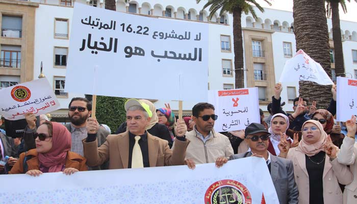 Les adouls ne changent pas de position.