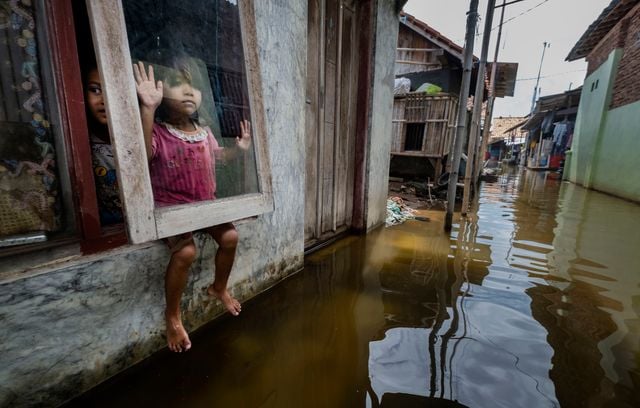Photo finaliste de la catégorie « Humanité contre nature » : Inondation au cœur de l’île de Java par Alain Schroeder.