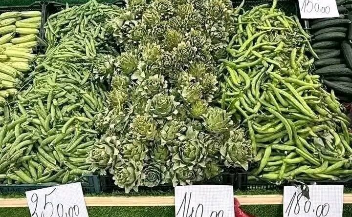 Les prix des légumes s'envolent : tomate à 220 DA, ail à 1200 DA.