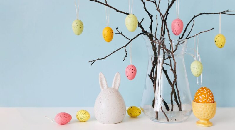 Les symboles et traditions de Pâques : œufs, poule, cloche, lapin.