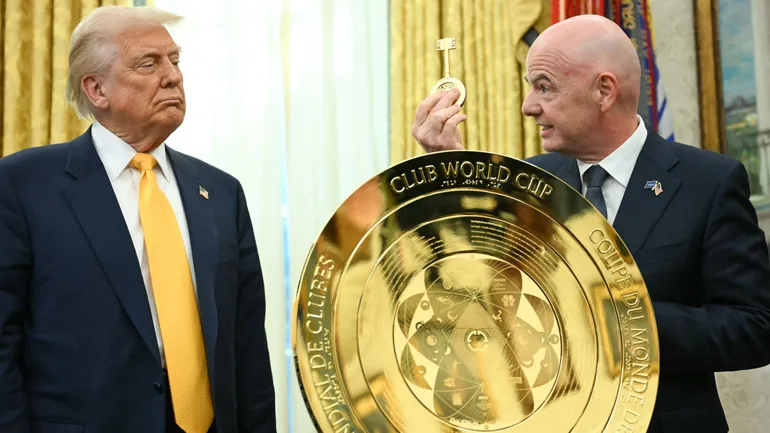 Le président américain Donald Trump observe le président de la FIFA (Fédération Internationale de Football Association), Gianni Infantino, lui remettre la clé permettant de déverrouiller le nouveau trophée de la Coupe du monde des clubs de la FIFA.