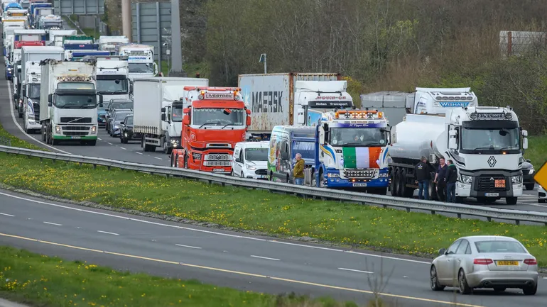 Des manifestants bloquent une autoroute dans le nord-est de l’Irlande, le 9 avril 2026.