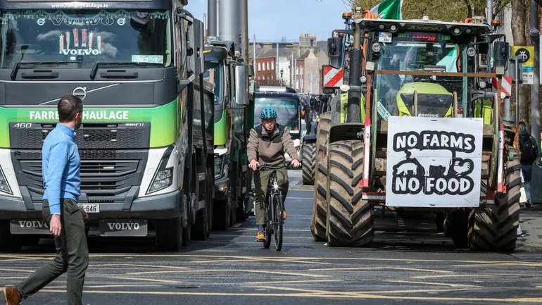 A l’aide de leurs véhicules, des routiers et des agriculteurs ont bloqué le centre de Dublin.