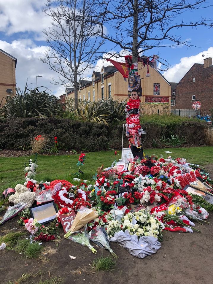 Les fleurs, cadres, maillots et manettes continuent de s'accumuler sur la pelouse en face du mémorial d'Hillsborough, à Anfield
