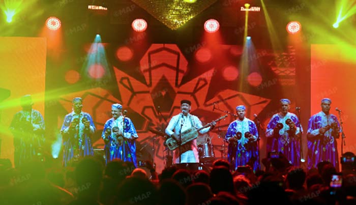 Local Spring Festival : Hamid El Kasri enchante le public lors d'une soirée vibrante.