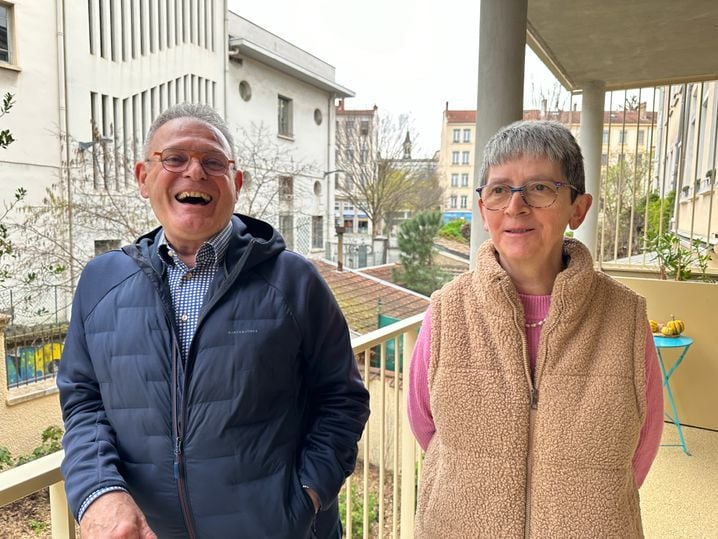 Thierry, 73 ans, et Gisèle, 64 ans, ont emménagé en octobre 2025 dans la première résidence pour seniors LGBTQIA+, à Lyon.