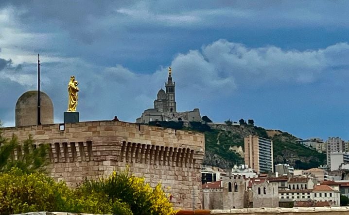« On n’avait pas assez d’une seule vierge pour veiller sur tous les Marseillais et Marseillaises. J’y vois aussi un symbole de sororité, de ces deux jeunes mères qui se font face avec leur enfant dans les bras », témoigne Camille à « 20 Minutes ».