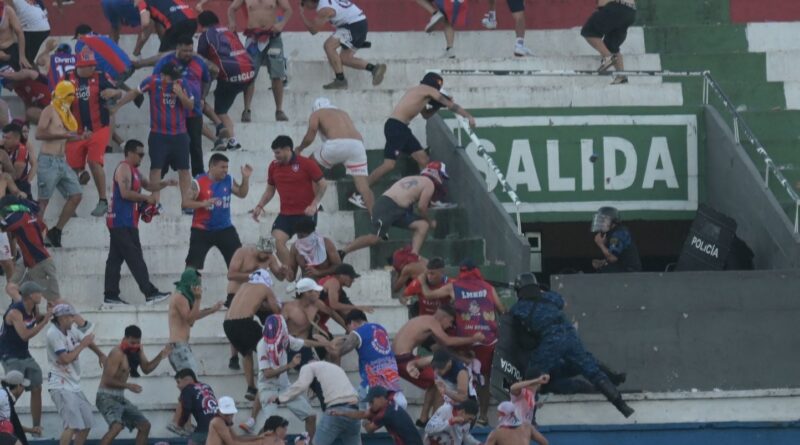 Match interrompu et chaos au clasico paraguayen : Olimpia contre Cerro Porteño