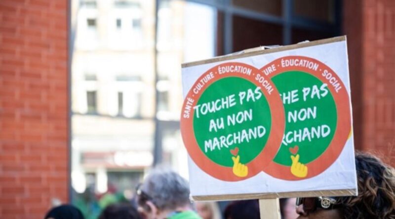 Mobilisation du secteur non marchand devant le cabinet d'Yves Coppieters à Namur