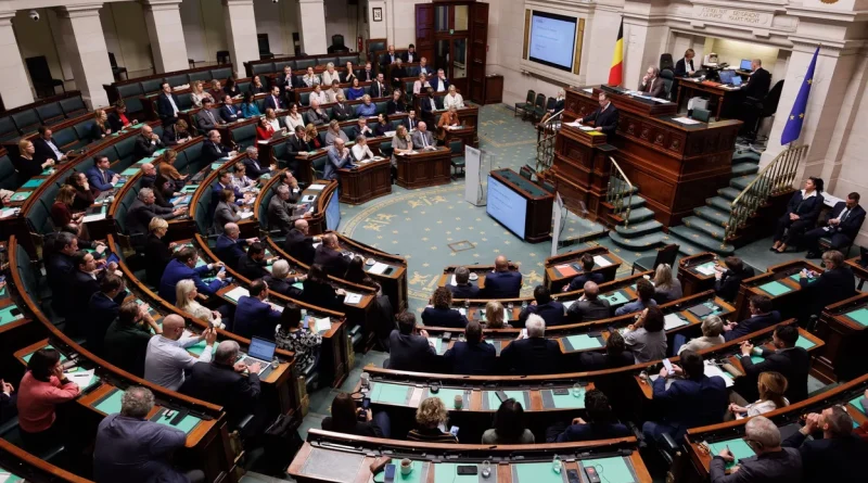 Moins payer les politiques : populisme ou question démocratique légitime ?