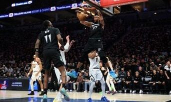 NBA : Rudy Gobert impressionne en défense sur Jokic avec une passe aveugle