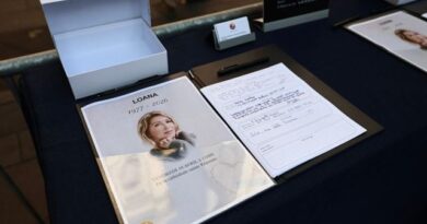 Obsèques de Loana : personnalités rares et nombreux anonymes présents