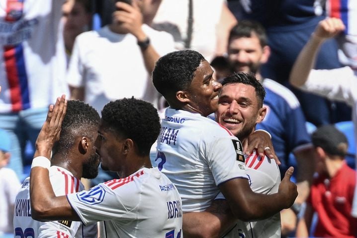 Roman Yaremchuk (à droite), ici félicité par Endrick, a inscrit un doublé extrêmement important en faveur de l'OL, samedi contre Auxerre (3-2).