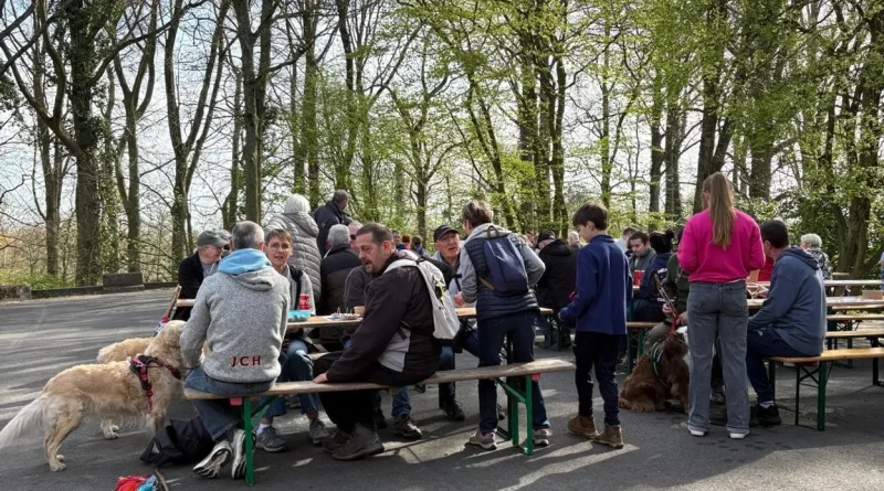 Pâques : la marche à bâton reste une tradition à Tournai