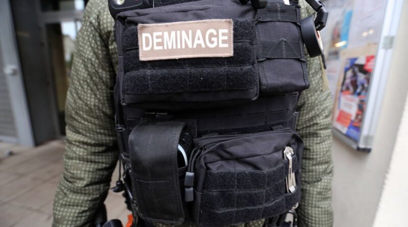 Paris : Un homme ramène un obus découvert chez lui en Normandie au commissariat.