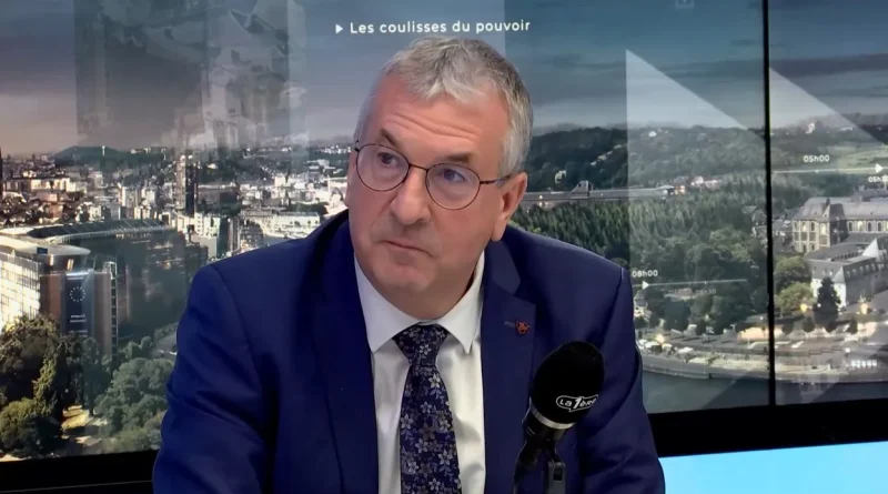 Pierre-Yves Jeholet défend la réforme de l'emploi en Wallonie.