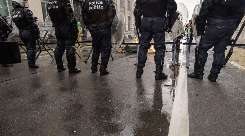 Policiers dans la rue ce vendredi pour interpeller le gouvernement Arizona.