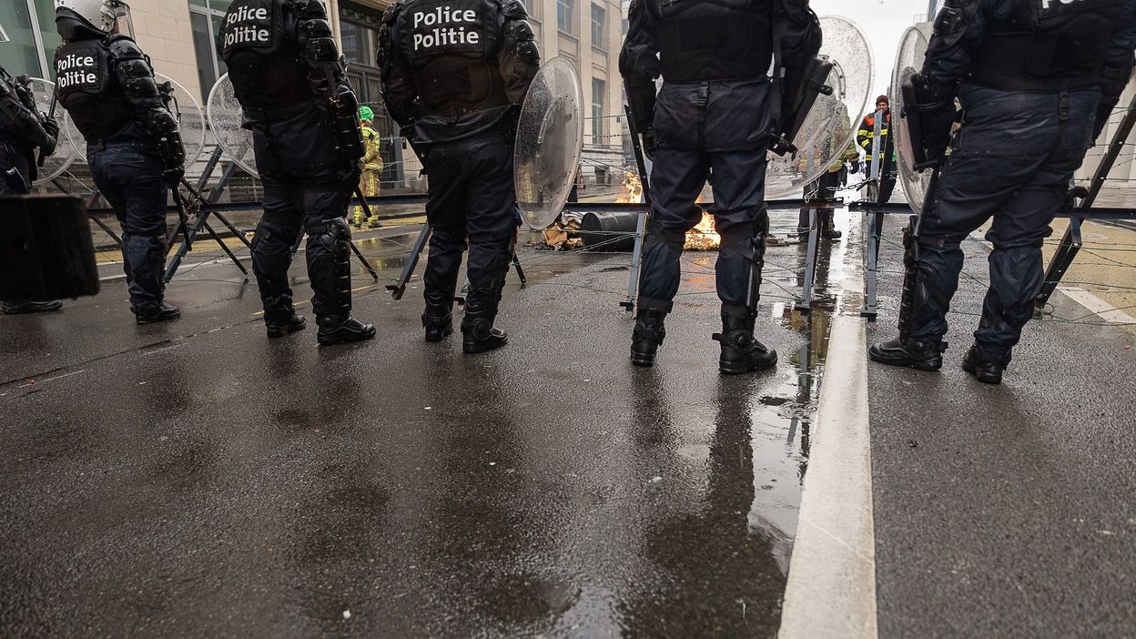 Policiers dans la rue ce vendredi pour interpeller le gouvernement Arizona.